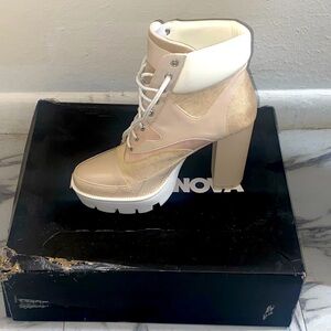 Shoes from fashion nova never worn but the box is beat up